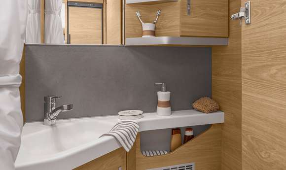 Verlängerte Ablage und Banktoilette im KNAUS SÜDWIND 540 UE Interieur
